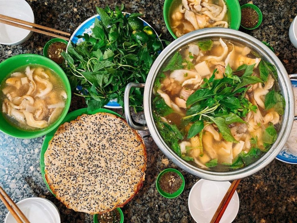 Nồi lẩu gà lá é nóng hổi tỏa hương thơm ngát, chuẩn bị cho một bữa ăn đầy hấp dẫn